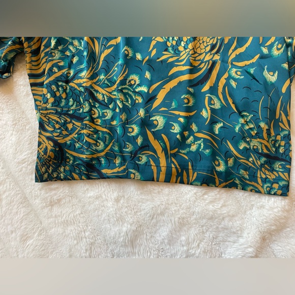 White House Black Market Top. - Picture 6 of 8